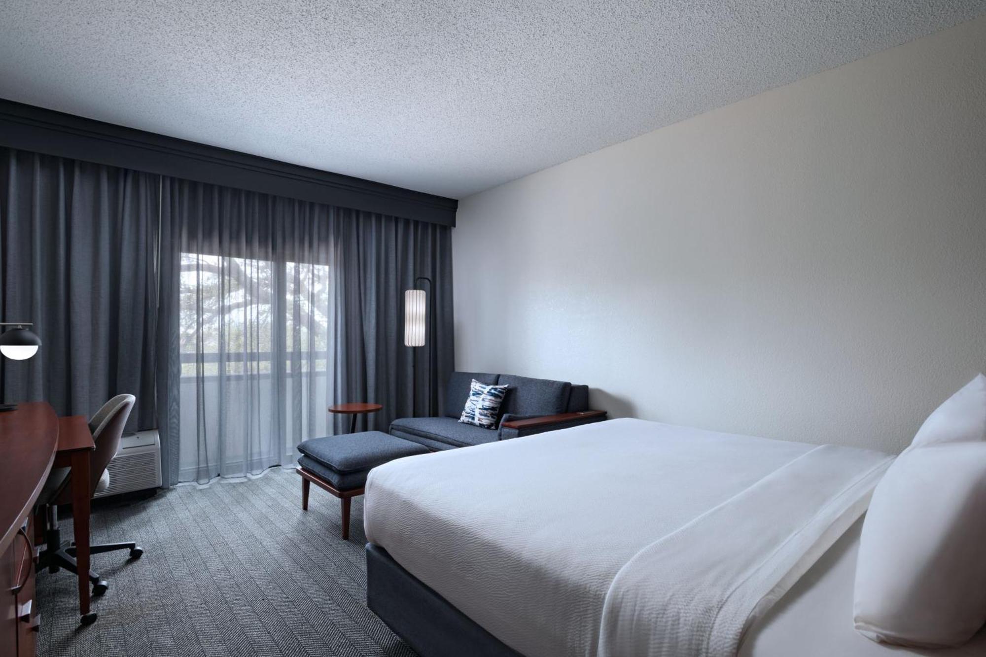 Courtyard By Marriott Dallas Richardson At Spring Valley Екстер'єр фото